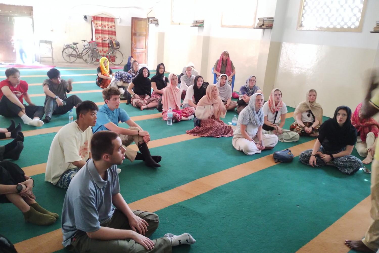 Students holding a conversation with Muslim community leaders in Zanzibar, 坦桑尼亚.